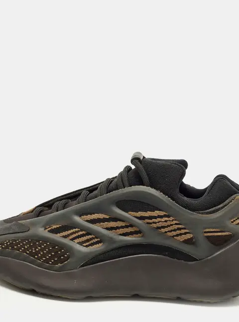 Yeezy x Adidas Boost 700 V3 Clay Brown Size 40 Brown/Black Mesh and Rubber Sneakers