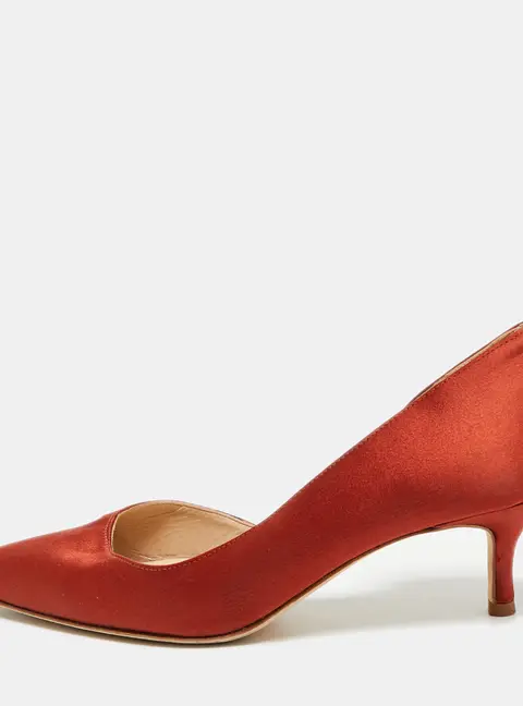 Manolo Blahnik BB Size 35.5 Gold Satin D'orsay Pumps