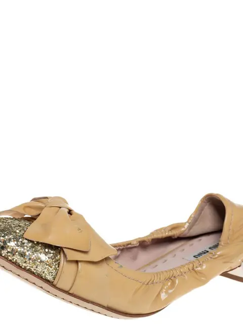 Miu Miu Beige/Gold Patent Leather Bow Detail Crystal Embellished Heel Scrunch Ballet Flats Size 38.5