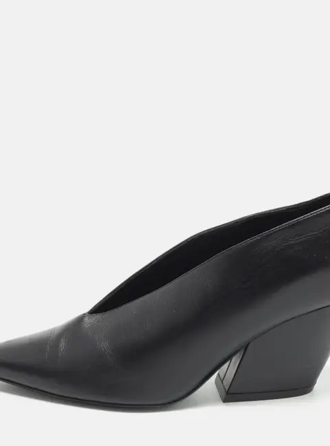 Burberry Brierfield Size 37.5 Black Leather Pumps