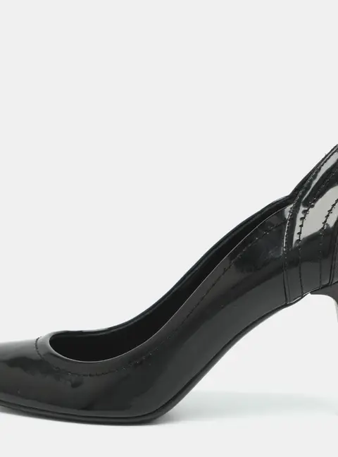 Burberry Size 37 Black Patent Leather Round Toe Pumps