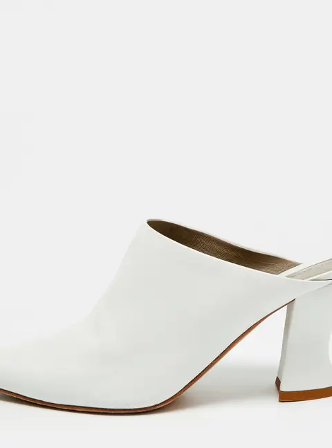 Bottega Veneta Almond Size 39 White Leather Pointed Toe Mules