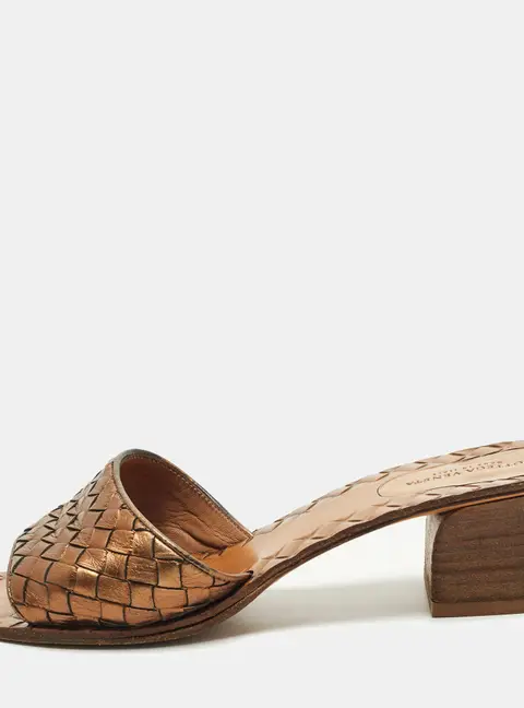 Bottega Veneta Ravello Size 37.5 Gold Intrecciato Leather Slide Sandals