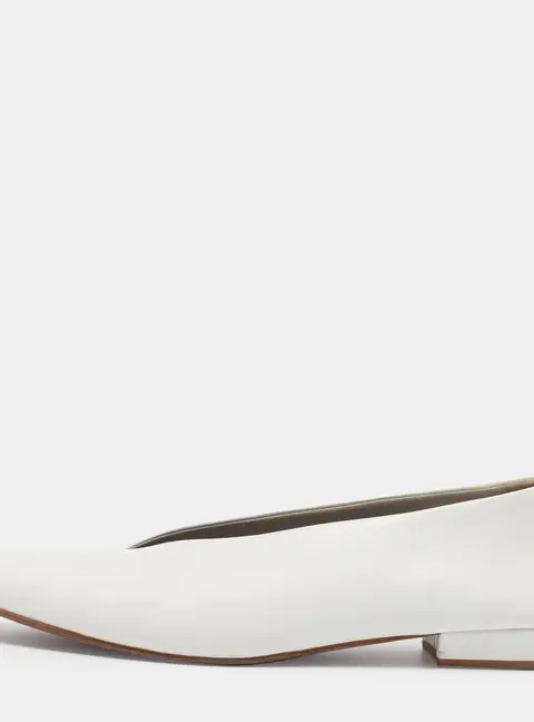 Bottega Veneta Size 38 White Leather Almond Toe Ballet Flats