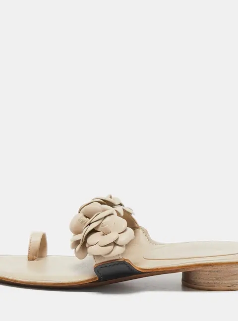 Chanel Cream Leather Camellia Toe Ring Flat Sandals Size 39