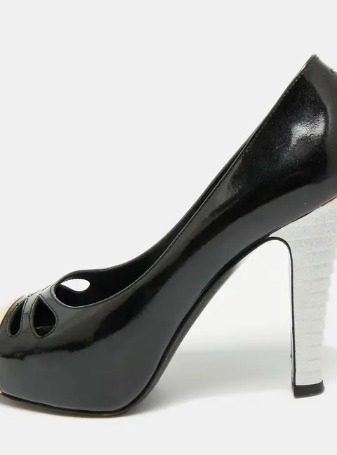 Chanel Size 38.5 Black/Cream Patent Leather Cap Toe CC Block Heel Pumps