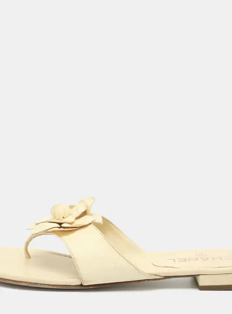 Chanel CC Camelia Size 38.5 Cream Leather Thong Flats