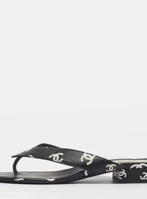 Chanel CC Size 40.5 Black Patent Leather Thong Flats
