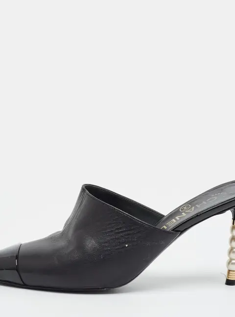 Chanel Size 38.5 Black Leather and Patent Leather Mules