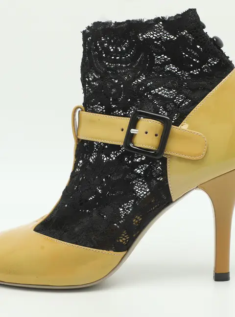 Dolce & Gabbana Size 37.5 Yellow Lace and Patent Leather T-Strap Sandals