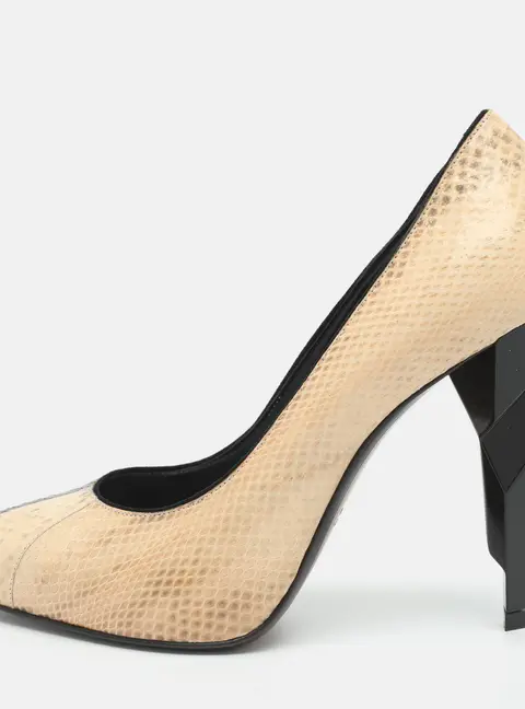 Fendi Size 38 Beige Python Leather Pumps