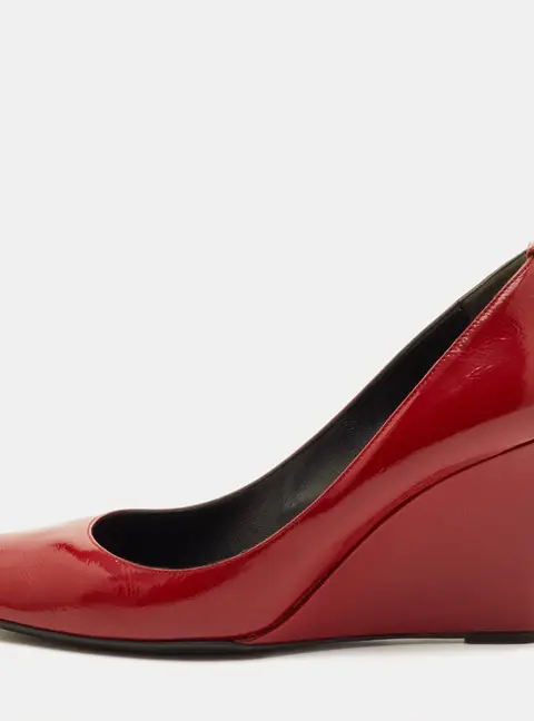 Gucci Size 40.5 Red Patent Leather Round Toe Wedge Pumps