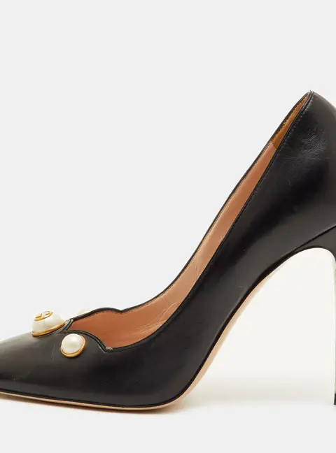 Gucci GG Size 39.5 Black Scalloped Leather Pearl Embellished Pumps