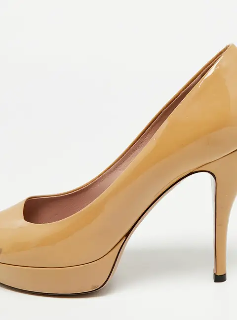 Gucci Lisbeth Size 37.5 Beige Patent Leather Peep Toe Pumps