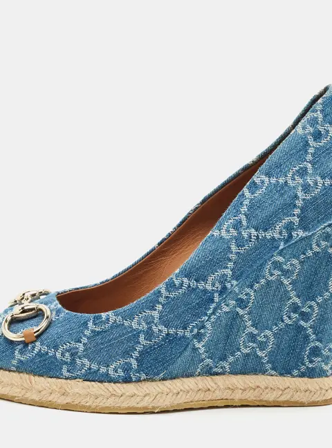 Gucci Charlotte Size 40 Blue GG Denim Horsebit Peep Toe Wedge Pumps