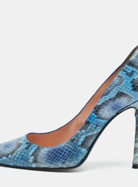 Stuart Weitzman Size 38.5 Blue Snakeskin Embossed Leather Pointed Toe Pumps