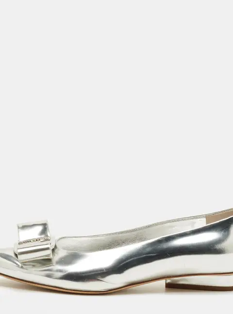Salvatore Ferragamo Viva Bow Size 38 Silver Leather Pointed Toe  Pumps