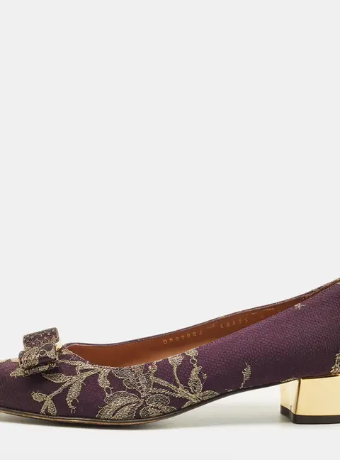 Salvatore Ferragamo Varina Size 38.5 Purple Brocade Fabric and Lace Pumps