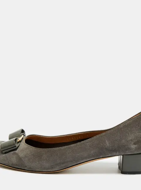 Salvatore Ferragamo Vara Bow Size 40 Grey Patent Leather and Suede Block Heel Pumps