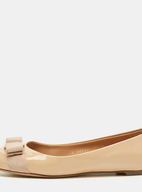 Salvatore Ferragamo Varina Size 37 Beige Patent Leather Ballet Flats