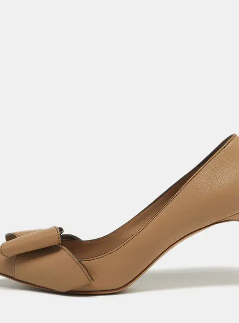 Salvatore Ferragamo Size 39.5 Beige Leather Pointed Toe Pumps