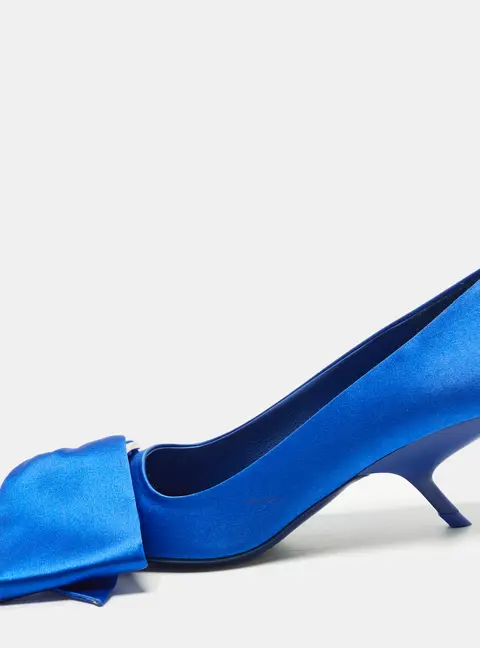 Salvatore Ferragamo Erica Size 38 Blue Satin Pumps