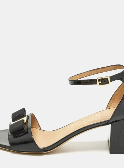 Salvatore Ferragamo Vara Bow Size 38.5 Black Patent Leather Ankle Strap Sandals