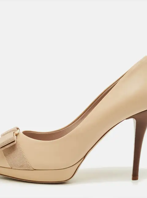Salvatore Ferragamo Vara Bow Size 38 Beige Leather Peep Toe Pumps