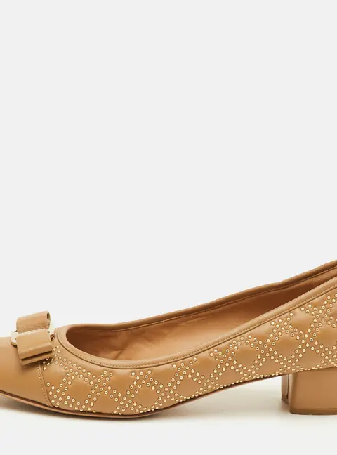 Salvatore Ferragamo Vara Bow Size 40 Beige Quilted Leather Block Heel Pumps