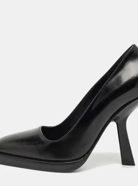 Salvatore Ferragamo Black Leather Anser Pumps Size 37