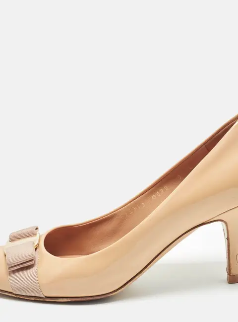 Salvatore Ferragamo Vara Bow Size 39.5 Beige Patent Leather Pumps