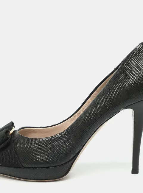 Salvatore Ferragamo Vara Bow Size 39 Black Textured Patent Leather Peep Toe Pumps