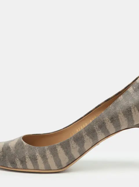 Salvatore Ferragamo Size 39.5 Beige Lizard Printed Leather Pumps