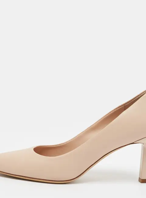 Salvatore Ferragamo Size 37 Beige Leather Pointed Toe Pumps