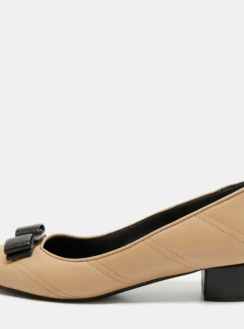 Salvatore Ferragamo Vara Bow Size 37.5 Beige/Black Quilted Leather Block Heel Pumps