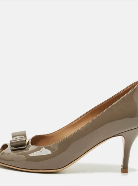 Salvatore Ferragamo Vara Bow Size 40.5 Brown Patent Leather Peep Toe Pumps