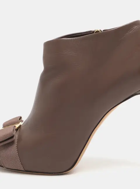 Salvatore Ferragamo Vara Bow Size 38.5 Brown Leather Booties