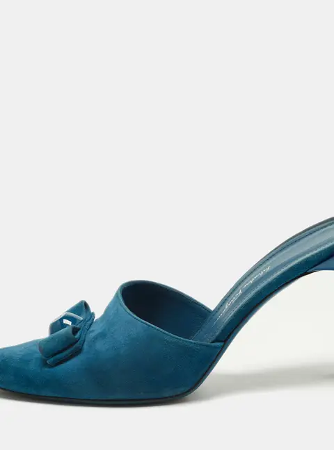 Salvatore Ferragamo Vara Bow Size 40 Blue Suede Mules