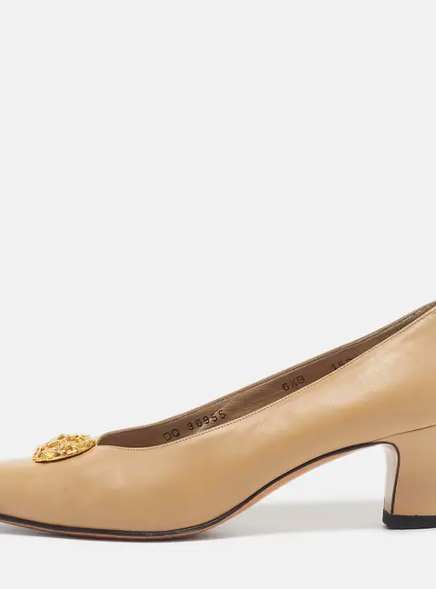 Salvatore Ferragamo Size 37 Beige Leather Classic Pumps