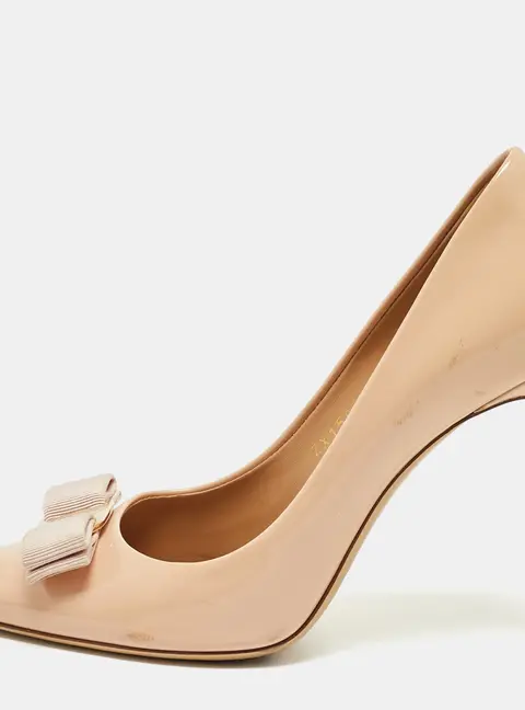 Salvatore Ferragamo Vara Bow Size 38.5 Beige Patent Leather Pumps