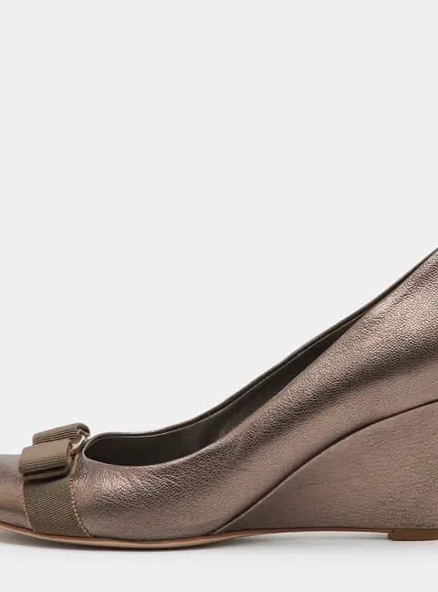 Salvatore Ferragamo Vara Bow Size 40 Metallic Grey Leather Wedge Pumps