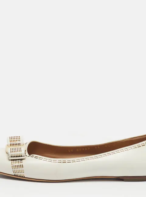 Salvatore Ferragamo Vara Bow Size 38 White Leather Ballet Flats