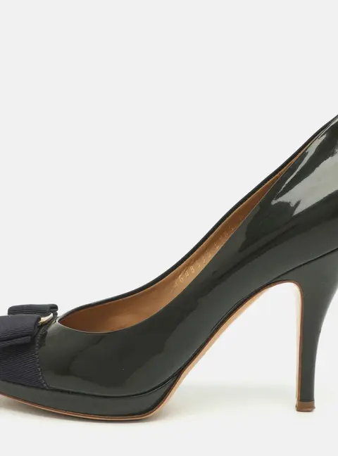 Salvatore Ferragamo Vara Bow Size 38.5 Dark Grey/Blue Patent Leather Pumps