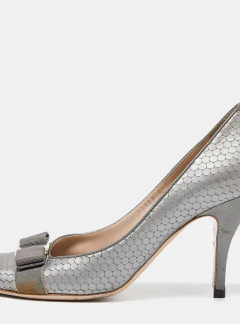 Salvatore Ferragamo Grey Textured Leather Vara Bow Pumps Size 39.5