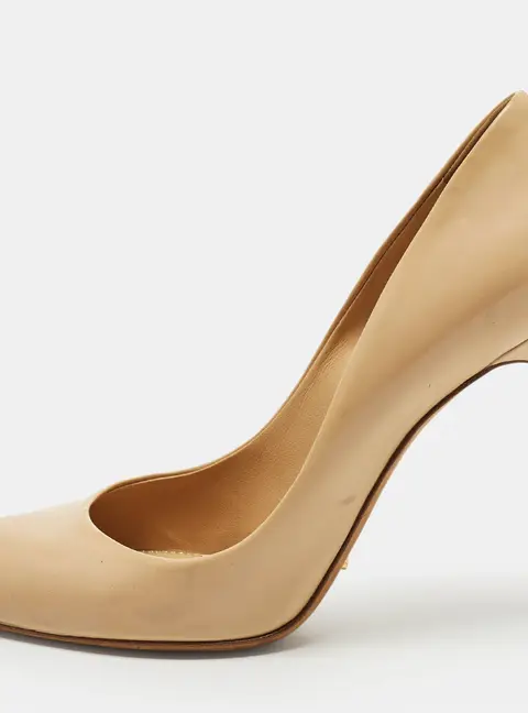 Sergio Rossi Size 40 Beige Patent Leather Round Toe Pumps