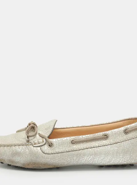 Tod's Bow Size 38.5 Silver Textured Leather Loafers