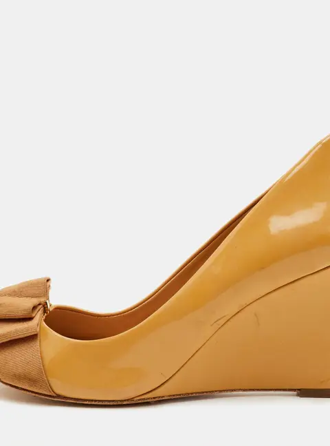Tory Burch Trudy Size 38.5 Beige Patent Leather Peep Toe Wedge Pumps