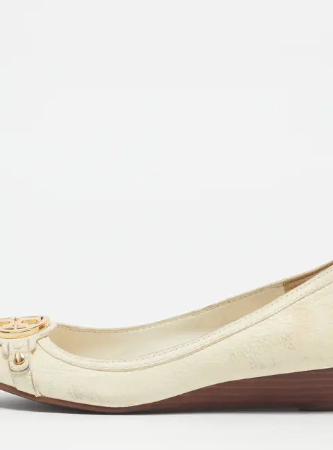 Tory Burch Julianne Size 37.5 Cream Leather Wedge Pumps