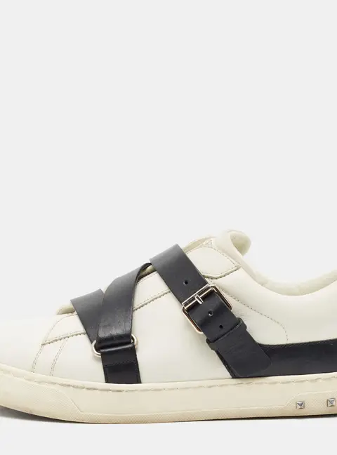 Valentino Rockstud Size 39 White/Black Leather Buckle Strap Low Top Sneakers