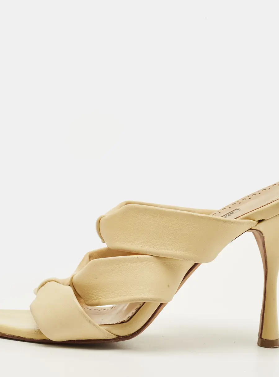 Manolo Blahnik Size 37 Cream Leather Slide Sandals